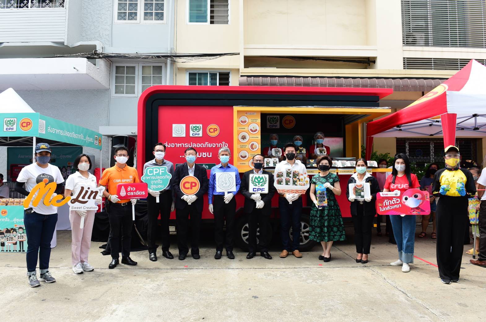 CPF Food Truck and alliances continue free meal services in Bangphlat district